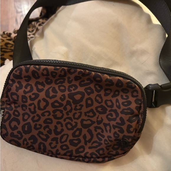 Lululemon everywhere belt bag  Brown Leopard print like new - Picture 2 of 7